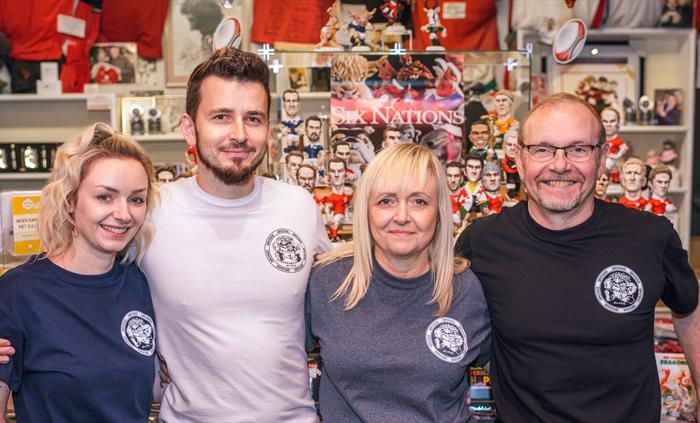 The photo shows the Grogg team standing in front of a display.
